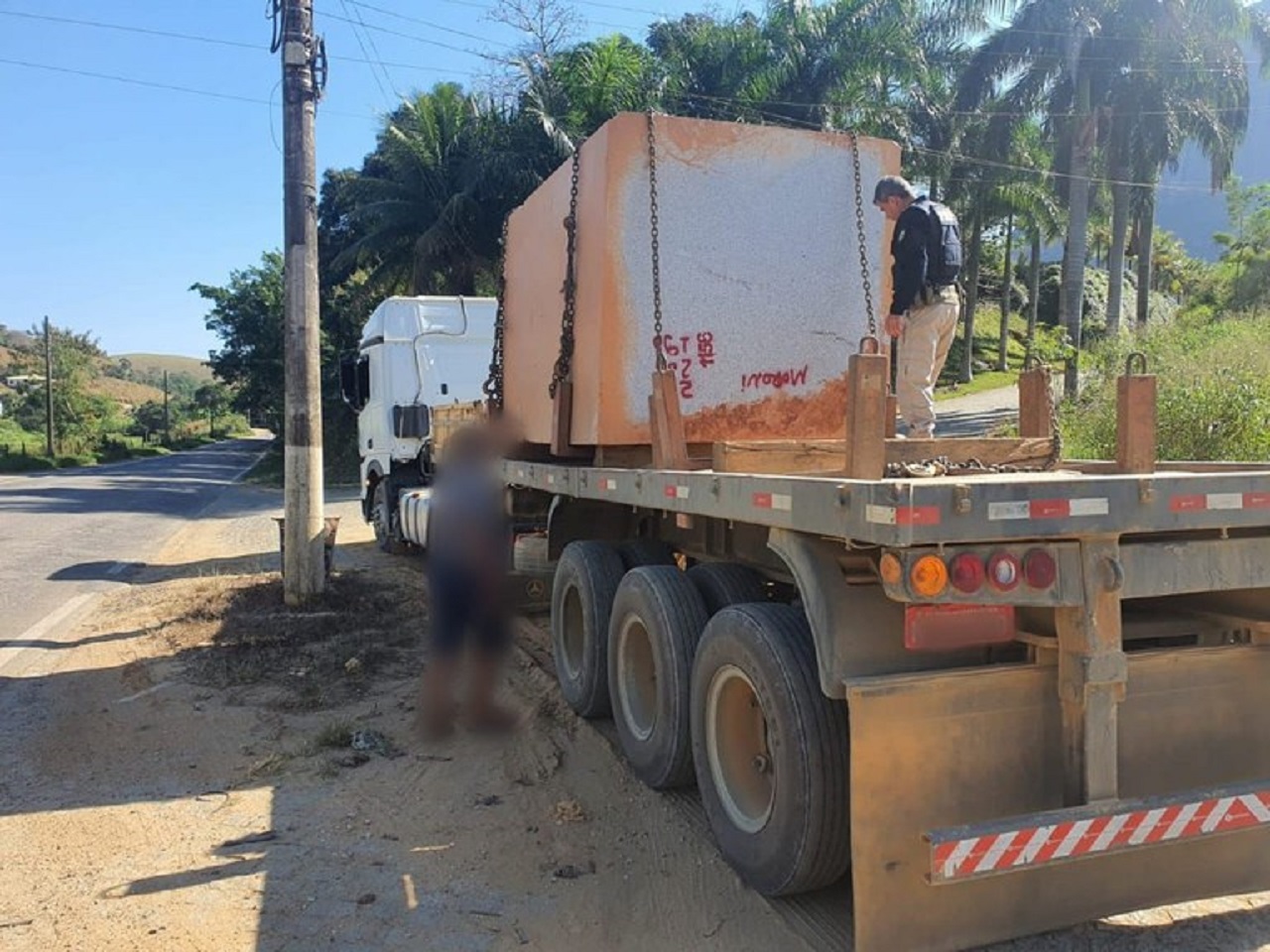 PRF autua caminhoneiro por trafegar com granito de forma irregular