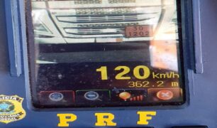 PRF flagra caminhão a 120 km h na rodovia Presidente Dutra