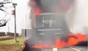 Roda de caminhão em chamas atinge carreta DAF que trafegava em rodovia