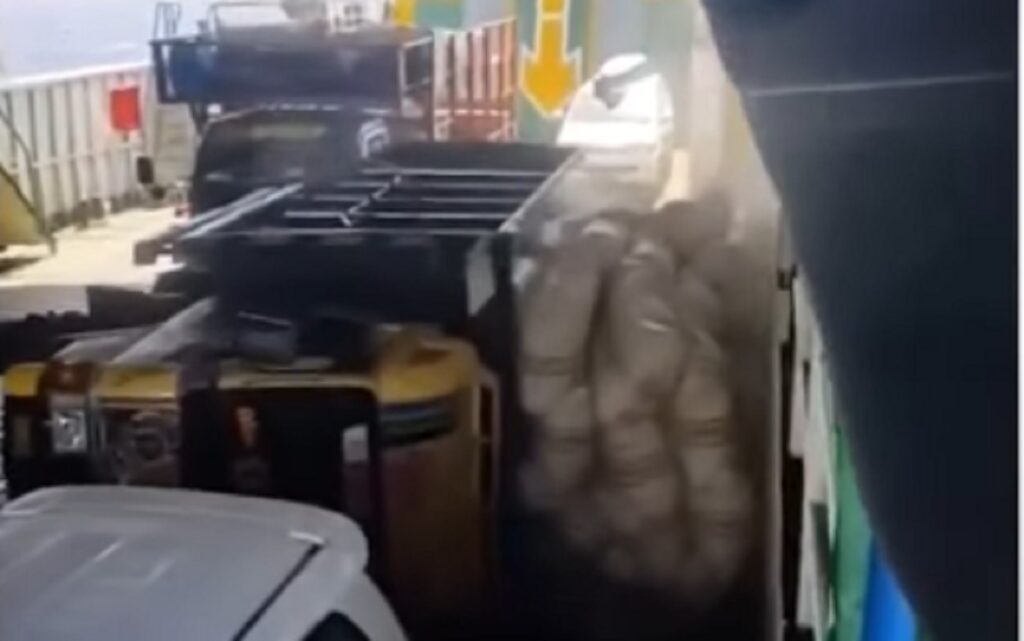 Vídeo: Caminhão tomba dentro de balsa