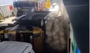 Vídeo: Caminhão tomba dentro de balsa