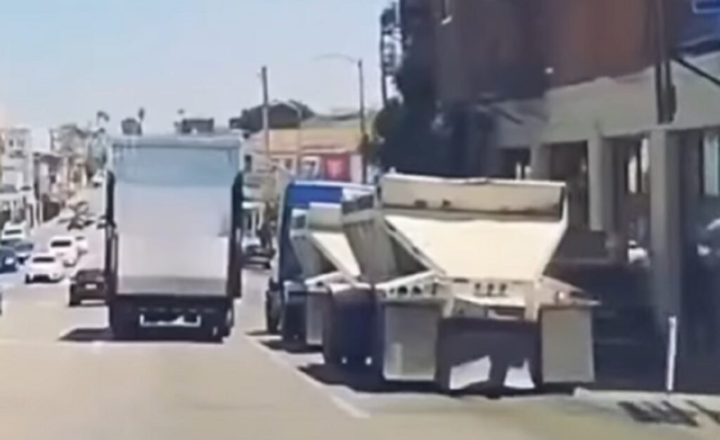 Caminhão atinge porta de veículo que abriu no meio da rua