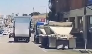 Caminhão atinge porta de veículo que abriu no meio da rua