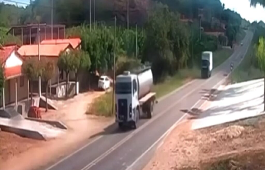 Caminhão baú tomba na rodovia CE-375 no Ceará