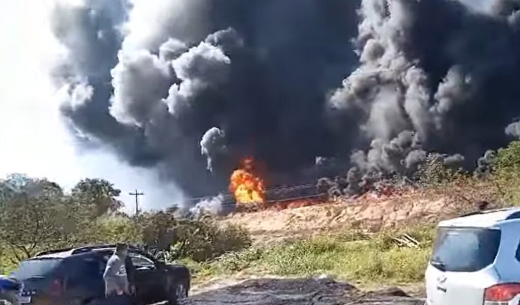 Caminhão-tanque pega fogo após colisão na BR-101, em SC