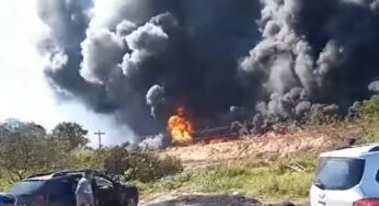 Caminhão-tanque pega fogo após colisão na BR-101, em SC