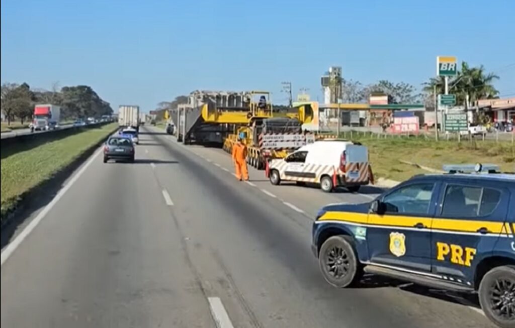 Caminhoneiro Willas Timbó registra transporte de carga superdimensionada na Dutra