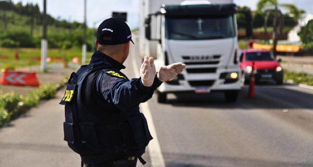 Caminhoneiro é flagrado transportando mercadoria sem nota fiscal na BR-101