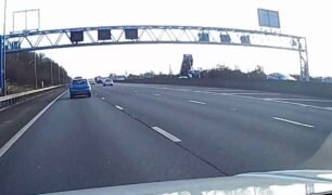 Caminhoneiro é impedido de dirigir por um ano após esquecer de abaixar a caçamba em rodovia