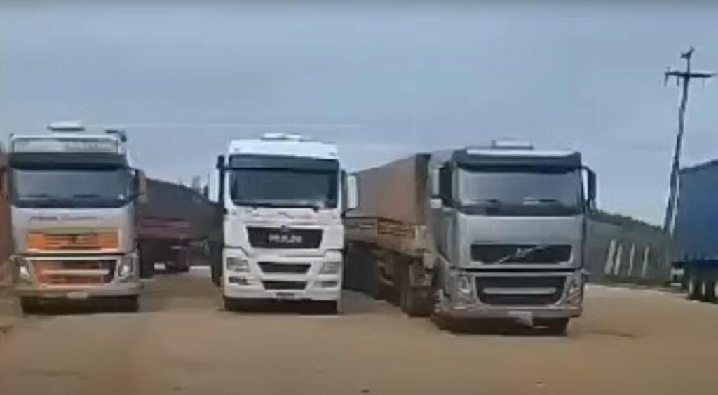 Caminhoneiro larga carreta em pátio e se demite da empresa por vídeo