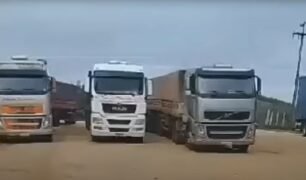 Caminhoneiro larga carreta em pátio e se demite da empresa por vídeo