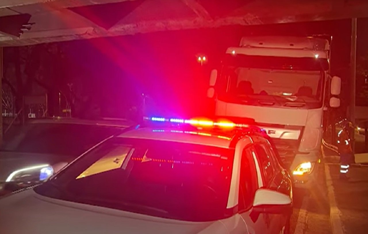 Caminhoneiro se livra de sequestro após caminhão ficar entalado em ponte