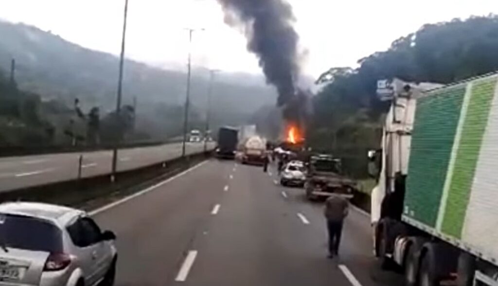 Caminhoneiro vai as lágrimas após acidente fatal em rodovia