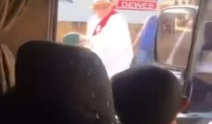 Caminhoneiro leva "banho benta" em procissão e viraliza na internet