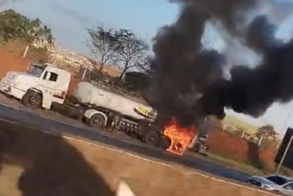 Carreta de óleo diesel explode em Araras, São Paulo