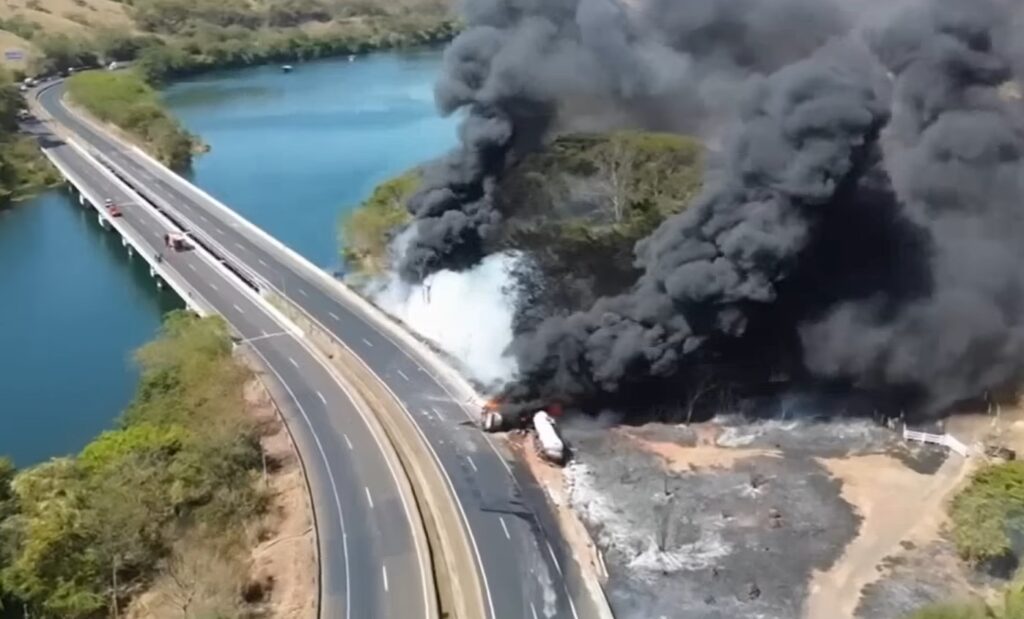 Carretas pegam fogo e interditam estrada em Minas Gerais