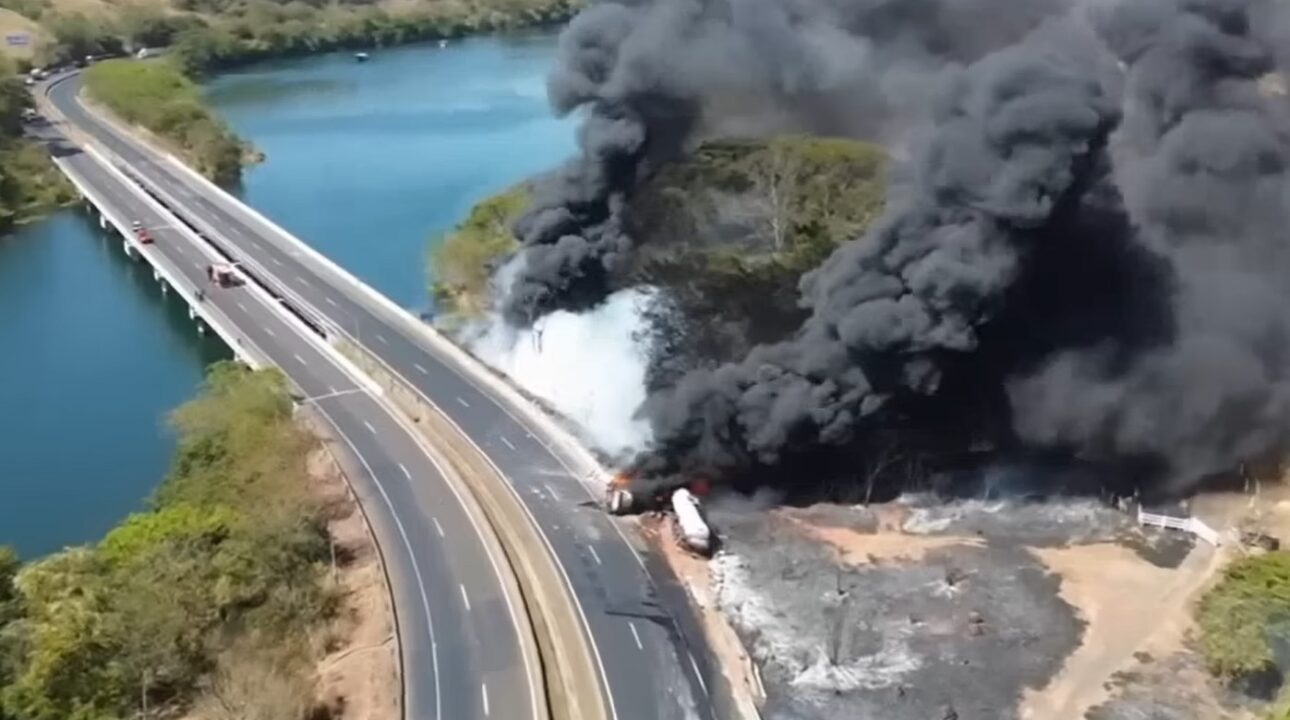 Carretas pegam fogo e interditam estrada em Minas Gerais