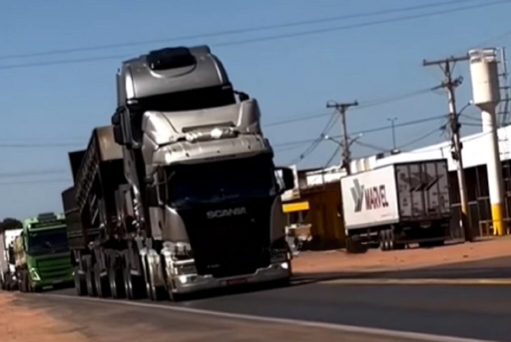 Da série agora a NASA vem: Caminhão Scania é flagrado levando outro Scania