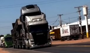 Da série agora a NASA vem: Caminhão Scania é flagrado levando outro Scania