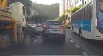 Motocicleta fica pendurada entre carro e caminhão em avenida