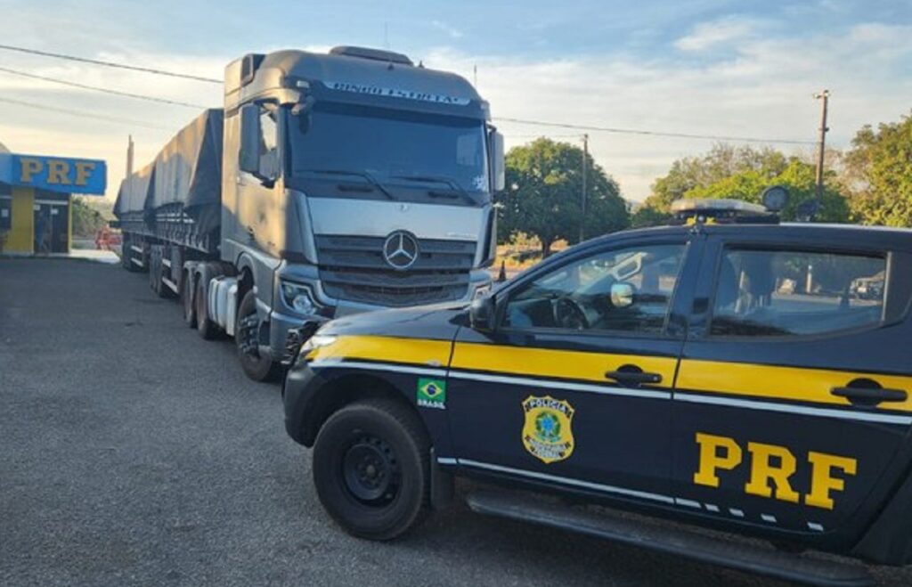 PRF apreende 65,9 m³ de madeira transportada ilegalmente na BR-153, em Paraíso do Tocantins