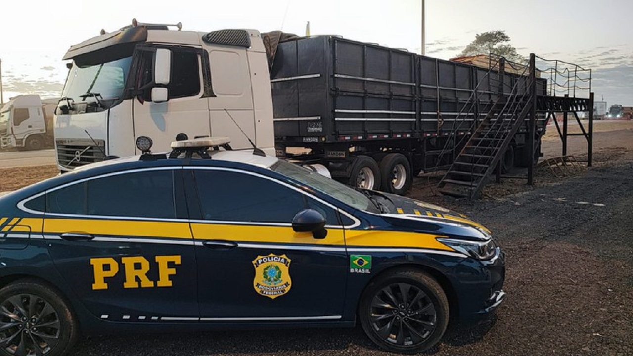 PRF apreende caminhões que emitiam poluentes de forma ilegal em Rondonópolis