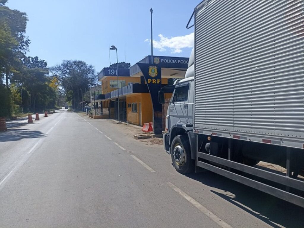 PRF localiza caminhão furtado logo após o crime