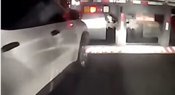 Para-choque de carro é arrancado por caminhão em manobra falha