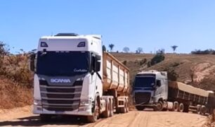 Scania reboca Volvo na subida e reacende rivalidade entre caminhoneiros