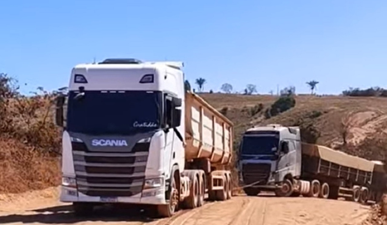 Scania reboca Volvo na subida e reacende rivalidade entre caminhoneiros