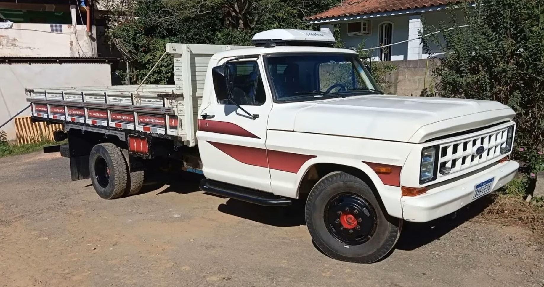 Veja caminhões Ford F4000 à partir de R$ 23 mil