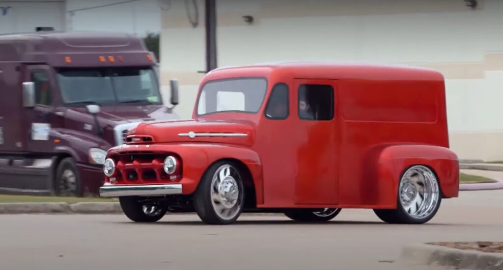 Caminhão Ford F-4 é finalmente entregue após revitalização