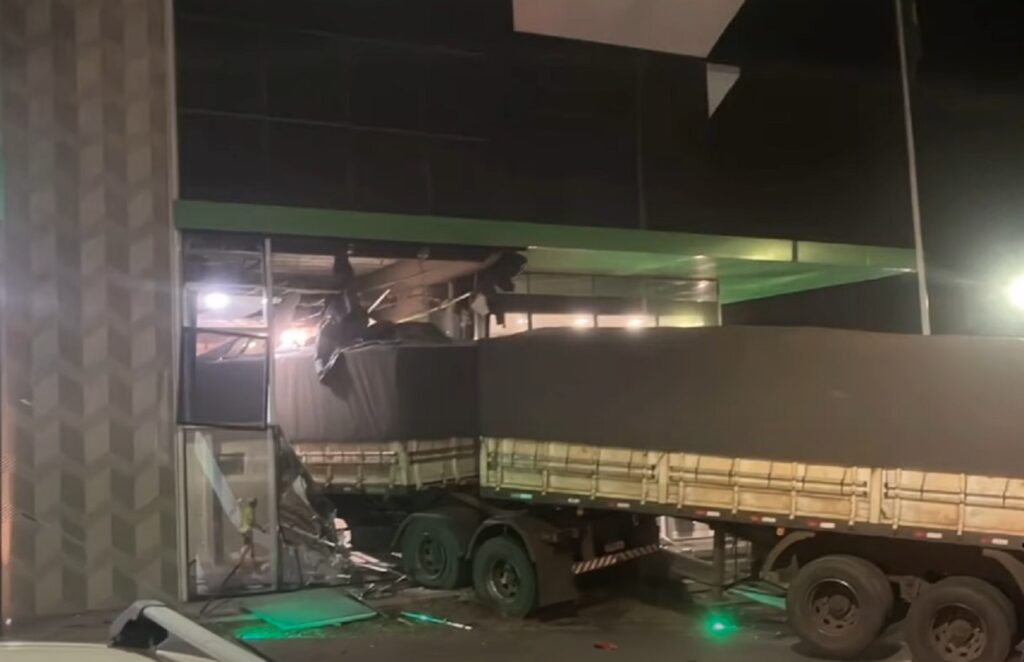Caminhão atinge agência bancária após motorista passar mal