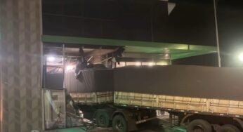 Caminhão atinge agência bancária após motorista passar mal