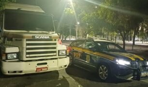 Caminhoneiro coloca algodão molhado na placa para evitar multas