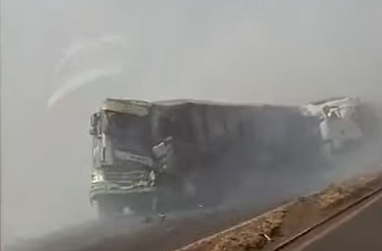 Caminhoneiro se salva após pular de carreta em movimento