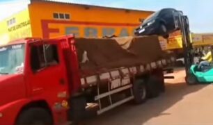 Caminhoneiro tenta levar carro em cima de carroceria e o pior acontece