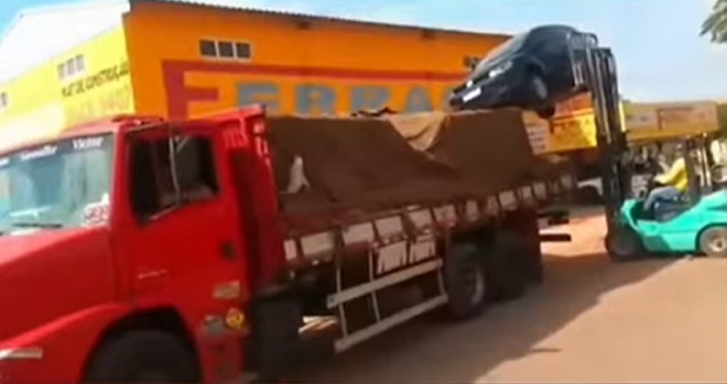 Caminhoneiro tenta levar carro em cima de carroceria e o pior acontece