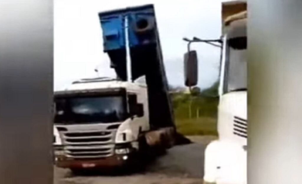 Caminhoneiros decidem descarregar no pátio da empresa após demora no procedimento