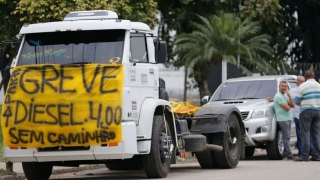 Caminhoneiros, eles carregam o progresso