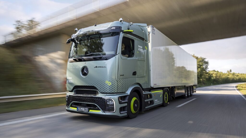 Conheço o Mercedes-Benz Actros L: o elétrico mais a diesel