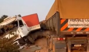 Dois caminhões tentam passar em uma ponte de madeira ao mesmo tempo e o pior acontece