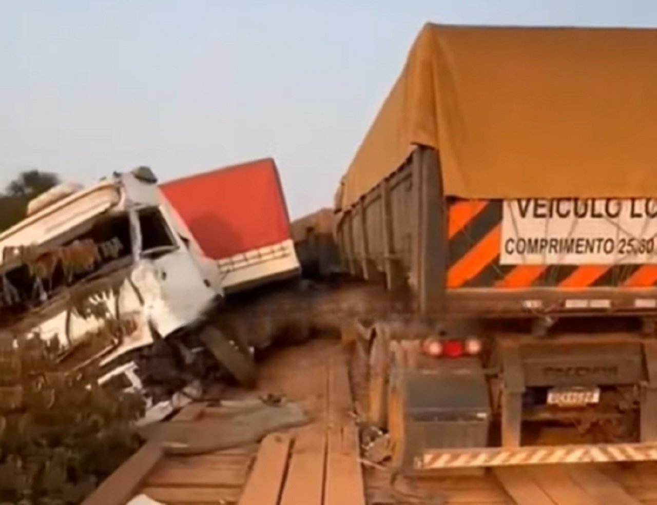 Dois caminhões tentam passar em uma ponte de madeira ao mesmo tempo e o pior acontece