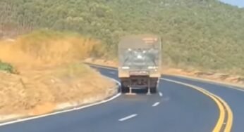 Motorista com caminhão quebrado não sinaliza local e quase causa acidente