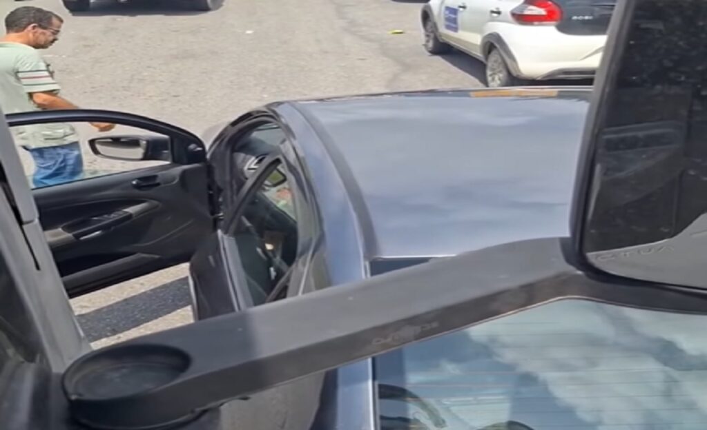 Motorista não tem paciência, entra em corredor e acaba tirando para-choque de caminhão
