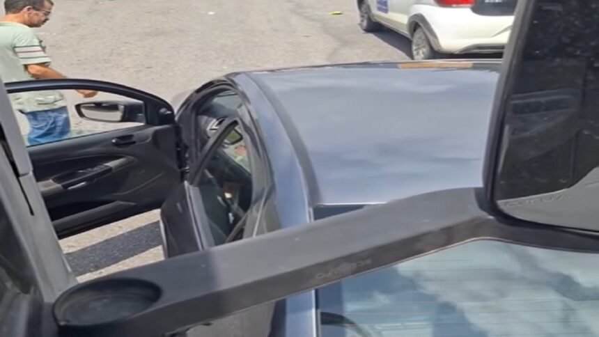 Motorista não tem paciência, entra em corredor e acaba tirando para-choque de caminhão