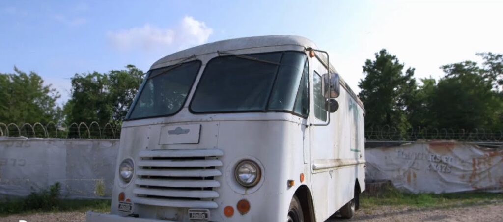 O agora moderno grumman '63 do Texas Metal