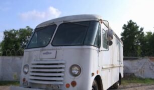 O agora moderno grumman '63 do Texas Metal