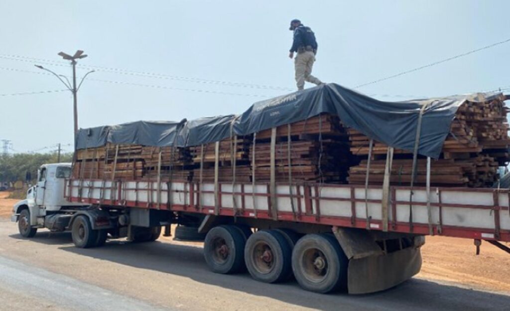 PRF apreende caminhão que transportava madeira de forma irregular em Itapuã do Oeste, Rondônia