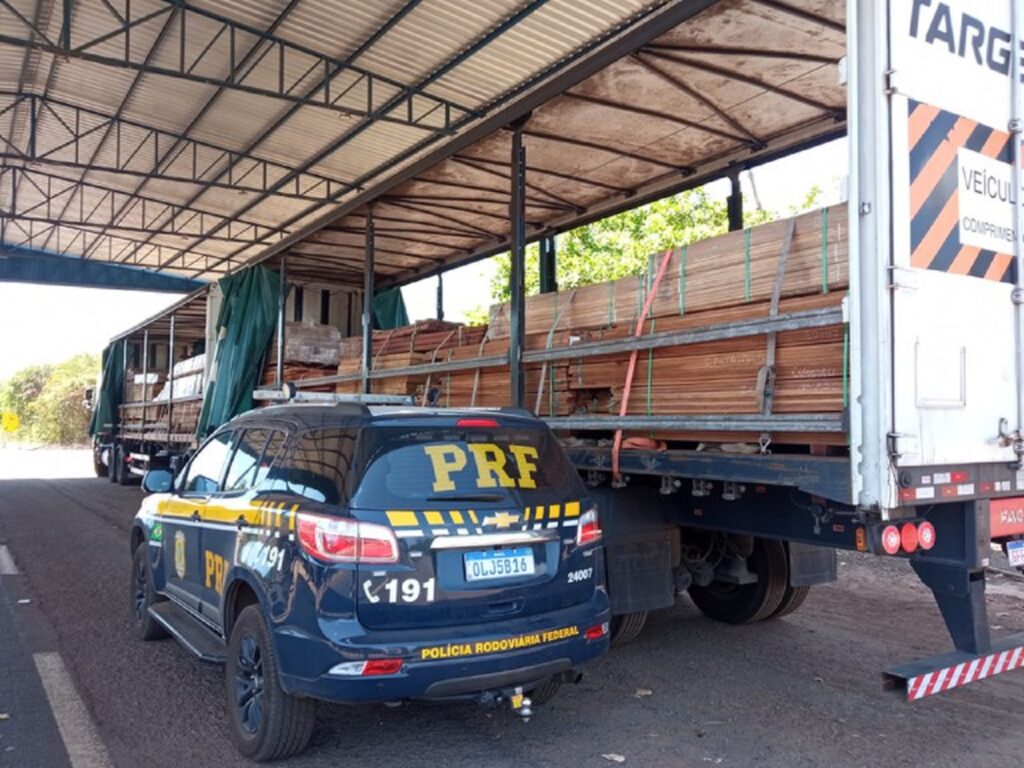 PRF apreende carga de madeira transportada de forma ilegal em Palmeiras do Tocantins (TO)